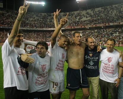 Julio Baptista (centro) celebra con compañeros y técnicos la clasificación para la UEFA al final de LaLiga de 2004.