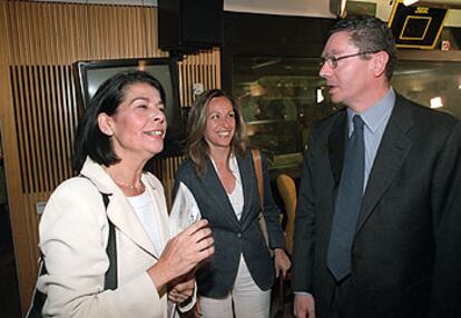 Inés Sabanés, a la izquierda, dialoga con Alberto Ruiz-Gallardón ante la mirada de Trinidad Jiménez, antes de empezar un debate.