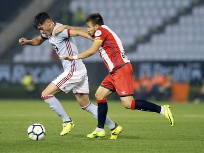 Jozabed, a la izquierda, y Portu disputan la pelota.