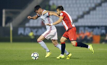 Jozabed, a la izquierda, y Portu disputan la pelota.