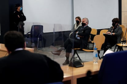 El extesorero del PP Luis Bárcenas sentado en el banquillo de los acusados durante la primera sesión del juicio, el lunes 8 de febrero.