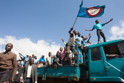 Partidarios del Partido Progresista Democrático de Malawi (DPP) celebran la victoria del presidente electo Peter Mutharika durante la ceremonia de juramentación en el estadio Kamuzu, en Blantyre.