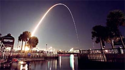 Estela del despegue del transbordador &#39;Endeavour&#39; vista desde un parque en Cabo Cañaveral, Florida.