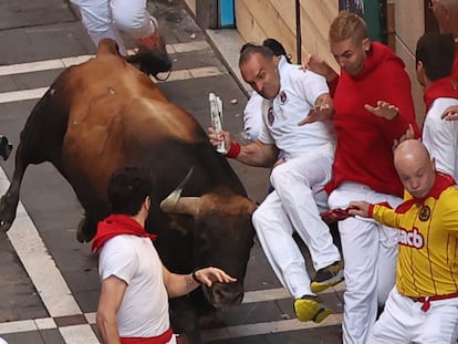 Mozos acorralados por un toro en el tramo la curva de Mercaderes.