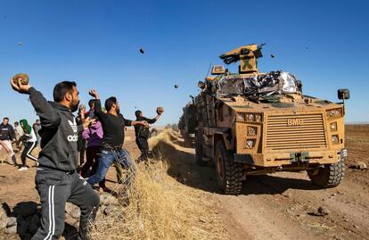 Manifestantes kurdos arrojan piedras contra un vehículo militar turco el 8 de noviembre, durante una patrulla conjunta turco-rusa cerca de la ciudad de Al-Muabbadah, en la parte noreste de Hassakah, en la frontera siria con Turquía.