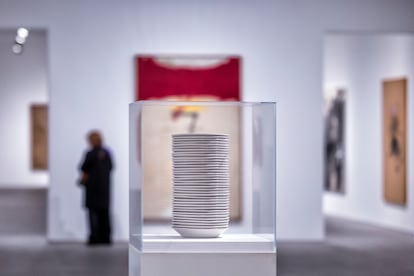 Vista de la obra 'Pila de plats' en la presentación de la gran exposición dedicada a Antoni Tàpies en el Museo Nacional Centro de Arte Reina Sofía de Madrid.