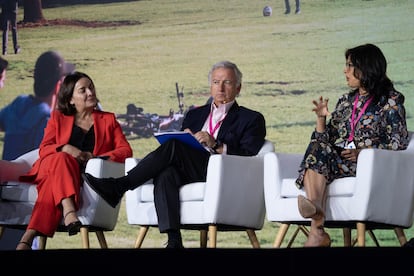 La directora de EL PAÍS, Pepa Bueno, modera el panel Perspectivas económicas de América Latina y el Caribe en 2025. 