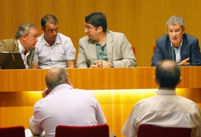 De izquierda a derecha, Andoni Oleagordia, director de Protección Civil; Pablo Isusi, subdirector de Circulación; Gonzalo Olabarria, director de Fiestas, y Manuel Zarragoitia, director de Seguridad, ayer durante la presentación del operativo espcial de Aste Nagusia.
