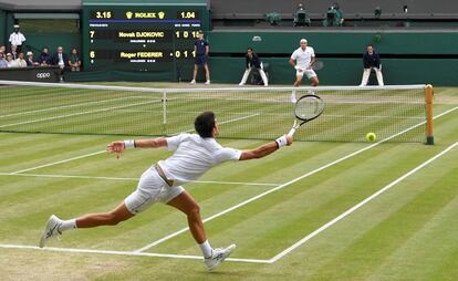 Federer y Djokovic, en acción.