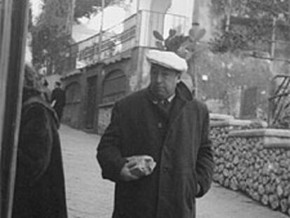 El poeta paseando por Capri (Italia) en febrero de 1952.
