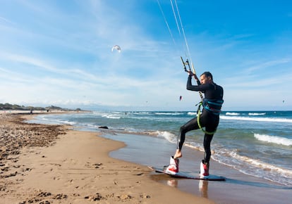 Desde Rabdells, en Oliva (Valencia), es habitual ver a lo lejos numerosos kitesurfistas.