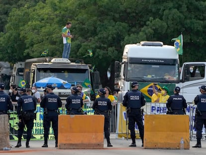 La policía bloquea la entrada al Supremo Tribunal Federal durante una protesta de los partidarios de Bolsonaro realizada el 8 de septiembre.