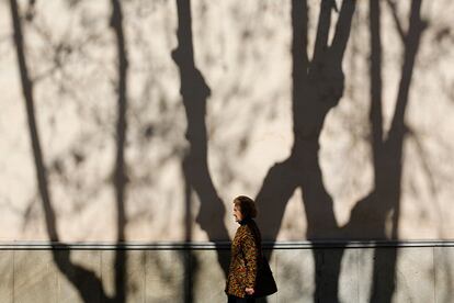 Una mujer camina por una calle de Sevilla (España).