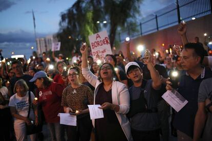 Hace 10 días, la Oficina del Inspector General del Departamento de Seguridad Nacional (DHS) reconoció, tras una visita realizada en junio, hacinamiento extremo, estancias largas y riesgos para la salud en los centros de la Patrulla Fronteriza en el sur de Texas. En la imagen, un grupo de personas protestan en el exterior del centro de detención para inmigrantes en Las Vegas (EE UU).