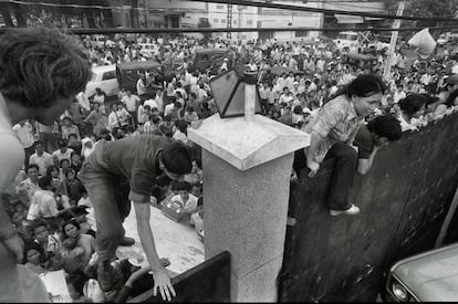 Vietnamitas saltan el muro de la Embajada de EE UU en Saigón el 29 de abril de 1975.