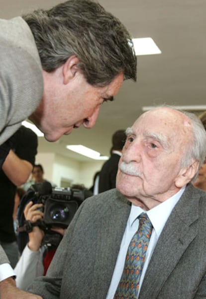 Iñaki Gabilondo conversa con Francisco Ayala en el Círculo de Bellas Artes.
