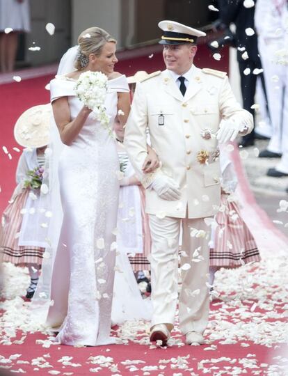 El príncipe Alberto de Mónaco y la princesa Charlene salen del Placio Real tras su boda el 2 de julio de 2011.