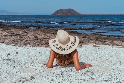 Este conjunto de playas de Fuerteventura está alfombrado de rodolitos en lugar de arena o rocas. Estas 'miniesculturas' de coral blanco guardan una enorme similitud con las palomitas de maíz.