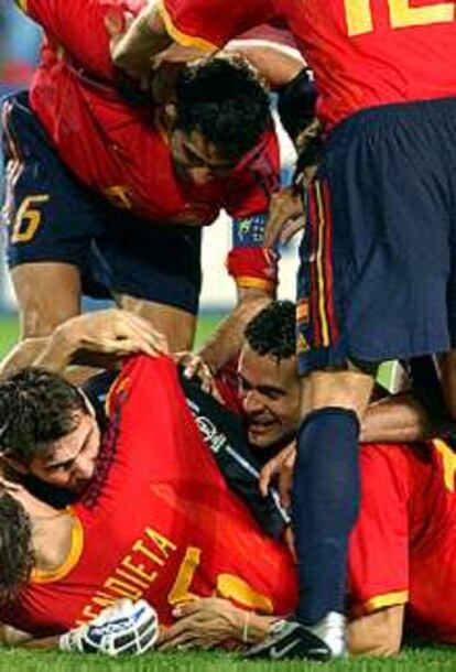 Los jugadores españoles celebran la victoria al final del partido.