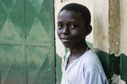 Makoundi tiene 12 años y su padre es jefe en un distrito de la ciudad. Tuvo que dejar su hogar junto a su madre y su hermano a causa de la guerra. Otro de sus hermanos, el mayor, de 17 años, murió defenciendo el vecindario de los ataques. El padre de Makoundi, que era un líder de opinión antes de la crisis, ha podido permanecer en casa, pero se le ha prohibido visitar a su familia en la mezquita.