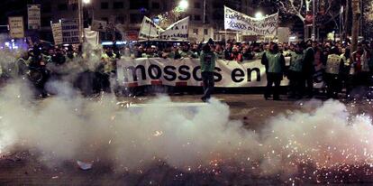 Los Mossos, durante la manifestación que han protagonizado por el centro de la ciudad