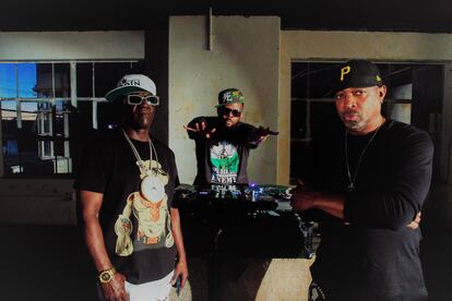 Chuck D (derecha) junto al resto de integrantes de Public Enemy.