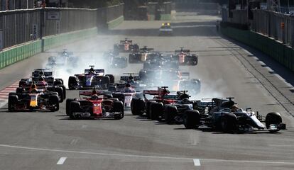 Lewis Hamilton, líder en la primera curva, es seguido por el resto de pilotos.