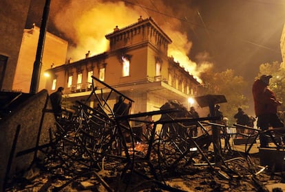 Un incendio en una calle de Atenas durante las protestas entre manifestantes y polic&iacute;a. 