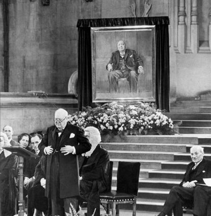 <strong>De qué tesoro hablamos.</strong> En 1954, Winston Churchill tenía asuntos muy serios en los que pensar, como la gestión del fin del Imperio Británico o el mantenimiento de las relaciones cordiales con Estados Unidos, que había salido de la II Guerra Mundial convertido en la primera potencia mundial indiscutible. Pero también cumplía 80 años, y con tal motivo el Parlamento decidió regalarle un gran retrato realizado por Graham Sutherland, nombre que entonces disfrutaba de cierto prestigio como pintor de vanguardia. El propio Churchill era, como artista aficionado, autor de innumerables cuadros de paisajes en un estilo impresionista que entonces llevaba ya más de medio siglo francamente pasado de moda. Así que aquel encuentro estaba destinado a generar chispas. Y, sin embargo, al principio todo fue bien: de hecho, Churchill posó en diversas ocasiones para Sutherland, que realizó así unos cuantos bocetos preparatorios sin que se registraran incidencias. </p> <strong> Cómo desapareció y por qué nadie lo ha encontrado.</strong> El retrato fue presentado primero a Lady Churchill, quien tomó una fotografía para mostrarla a su marido. Y lo que vio no le gustó. “Asquerosa” y “malévola” son los adjetivos que, según ha trascendido, le aplicó el primer ministro a la pintura. El historiador José María Lanzarote nos describe una escena más prosaica: “En realidad dijo que el cuadro lo mostraba en postura de estar haciendo esfuerzos ("apretando") en el baño, y que parecía 'medio tonto”. En un gesto de diplomacia, el retrato fue oficialmente aceptado y Churchill emitió un discurso en el que lo valoró como “un notable ejemplo de arte moderno”. Pero nunca fue exhibido en público, y se rechazaron todas las peticiones para incluirlo en retrospectivas de su autor. Solo en 1978, trece años después de la muerte del político, se supo que Lady Churchill había hecho despedazar la obra para después incinerar los restos. Como curiosidad, el caso ha formado parte de las tramas de un episodio de la serie 'The Crown'. </p> <strong> Cuál es su valor.</strong> Graham Sutherland, fallecido en 1980, no es un artista que se encuentre en la cresta de la ola. Pero dado el valor histórico del retrato, unos 300.000 euros no parecen descabellados. </p> En la imagen, Winston Churchill el día que recibió el retrato de Graham Sutherland en su 80 cumpleaños.