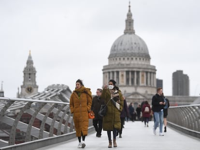 Varias personas en Londres, con la catedral de San Pablo al fondo, el domingo.