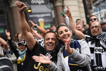 Aficionados del Juventus en las calles de Cardiff.