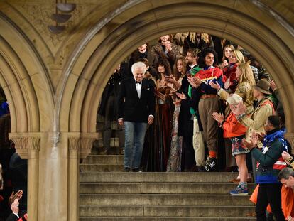 Ralph Lauren saluda al término de su desfile en la semana de la moda de Nueva York, en 2018.