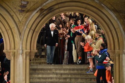 Ralph Lauren saluda al término de su desfile en la semana de la moda de Nueva York, en 2018.