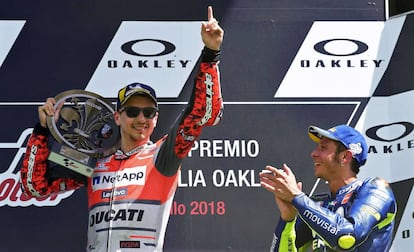 Valentino Rossi aplaude en el podio a Jorge Lorenzo tras su victoria en el GP de Italia.