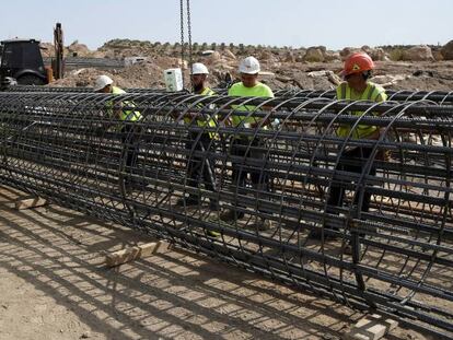 Operarios trabajan en las obras del AVE en Níjar, Almería, el pasado mes de agosto.