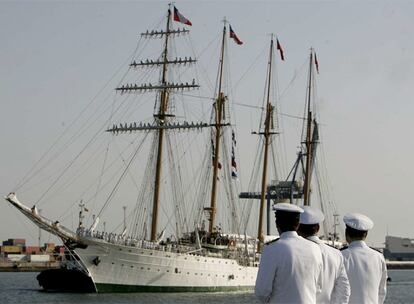 El <i>Esmeralda</i>, conocida como la <i>Dama Blanca</i>, ayer, en el puerto de Cádiz.