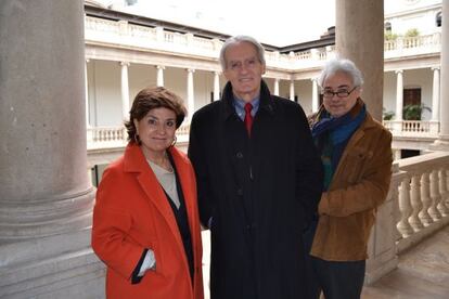 Marisa Cales, de la Fundaci&oacute;n Canad&aacute;, el soci&oacute;logo G&eacute;rard Bouchard, y el profesor Javer de Lucas, en la Nau.   