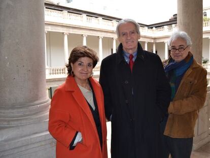 Marisa Cales, de la Fundaci&oacute;n Canad&aacute;, el soci&oacute;logo G&eacute;rard Bouchard, y el profesor Javer de Lucas, en la Nau.   