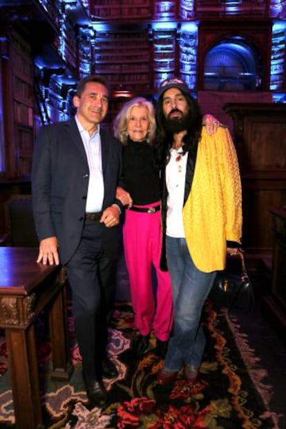 La condesa, con el editor Luca De Michelis (a su derecha) y el director creativo de Gucci, Alessandro Michele.