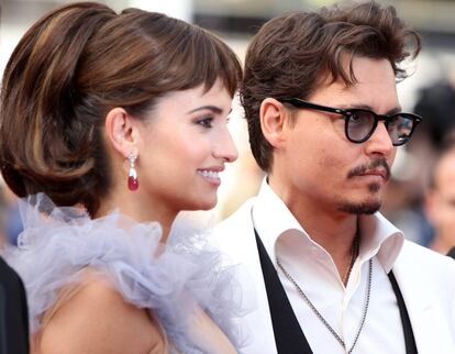 Johnny Depp ha sido compañero de reparto de dos de los actores españoles más internacionales: con Antonio Banderas compartió pantalla en 2003 con la película 'El mexicano', y junto a Penélope Cruz ha trabajado en dos ocasiones: 'Blow' (2001) y años después en la sága Piratas del Caribe.