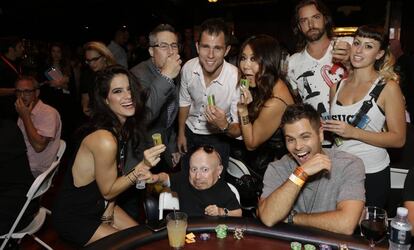 Verne Troyer (centro) junto a jugadores de póker profesionales, en un acto en Los Ángeles para recaudar fondos en la lucha contra el Lupus en 2016.