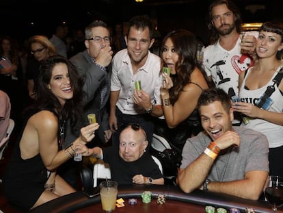 Verne Troyer (centro) junto a jugadores de póker profesionales, en un acto en Los Ángeles para recaudar fondos en la lucha contra el Lupus en 2016.