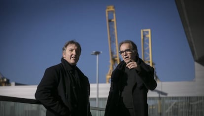 El comisario de BCNegra, Carlos Zanón (izquierda), con el comisionado de Cultura del Ayuntamiento, Joan Subirats, en el puerto barcelonés.