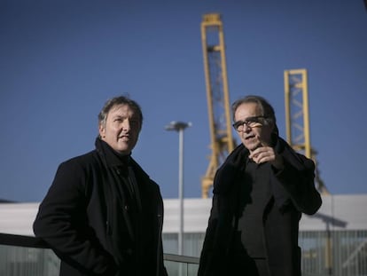 El comisario de BCNegra, Carlos Zanón (izquierda), con el comisionado de Cultura del Ayuntamiento, Joan Subirats, en el puerto barcelonés.