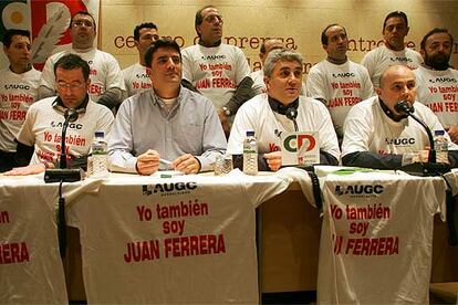 Juan Ferrera, el segundo por la izquierda, rodeado de compañeros que le mostraron su apoyo, en Guadalajara.