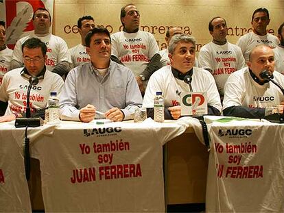 Juan Ferrera, el segundo por la izquierda, rodeado de compañeros que le mostraron su apoyo, en Guadalajara.
