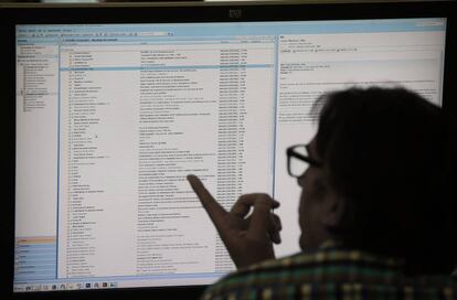 Un hombre consulta su correo electrónico en un ordenador en su puesto de trabajo.