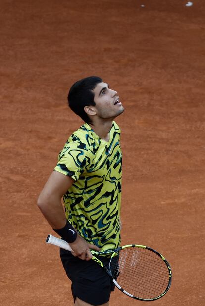 Carlos Alcaraz atento al Foxtenn  por un OUT del alemán  Struff.