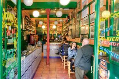 En Cuchilleros, 6 se encuentra esta encantadora barra a la antigua usanza. Vermú, azulejos, serigrafía colorida sobre la puerta... Un bar con arraigo donde se pueden degustar los mejores vinos a un precio razonable.