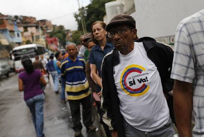 Una fila de personas espera su turno para vota en Caracas.